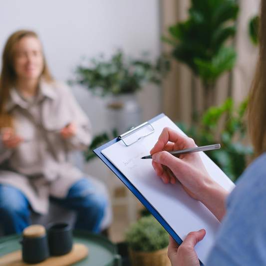 Consultation naturopathique : praticien et patient discutant de remèdes naturels et d'un plan de santé holistique"